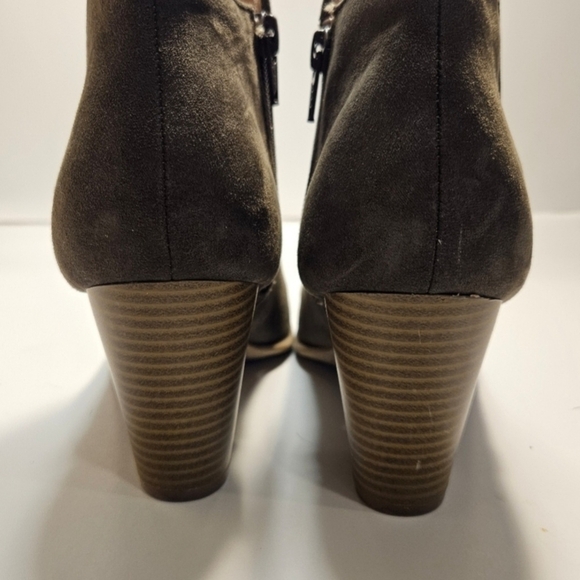 Old Navy SZ 7 3.5" Stacked Heel Faux Olive Green Suede Bootie Zip Close - Picture 4 of 12
